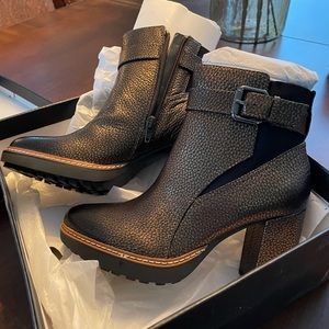 Brand new in the box gold tone Naturalizer boots. Never worn, platform boots.